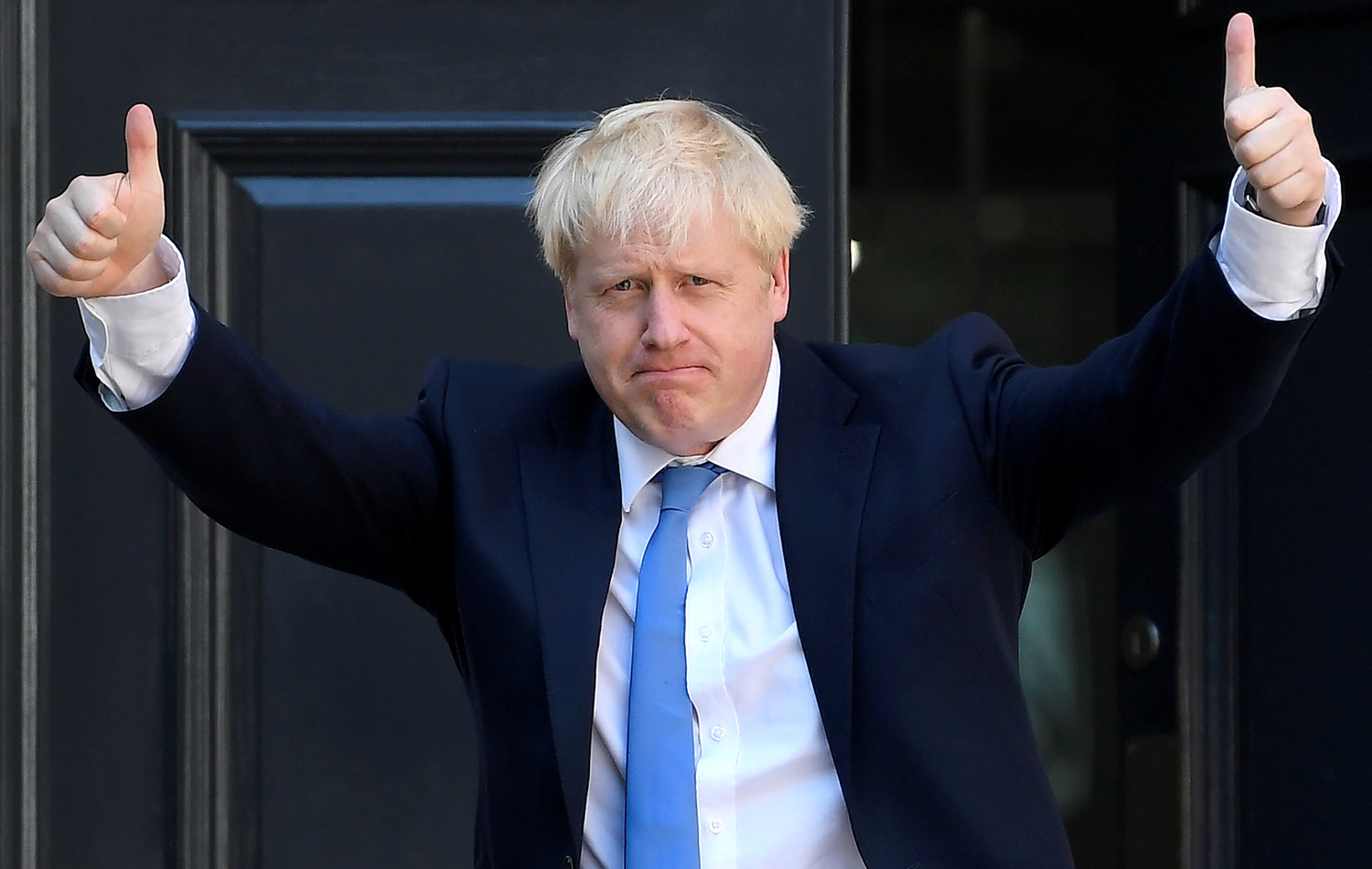 Boris Johnson arriva al quartier generale del Partito Conservatore, dopo essere stato annunciato come prossimo Primo Ministro britannico, a Londra, Gran Bretagna, 23 luglio 2019. REUTERS/Toby Melville