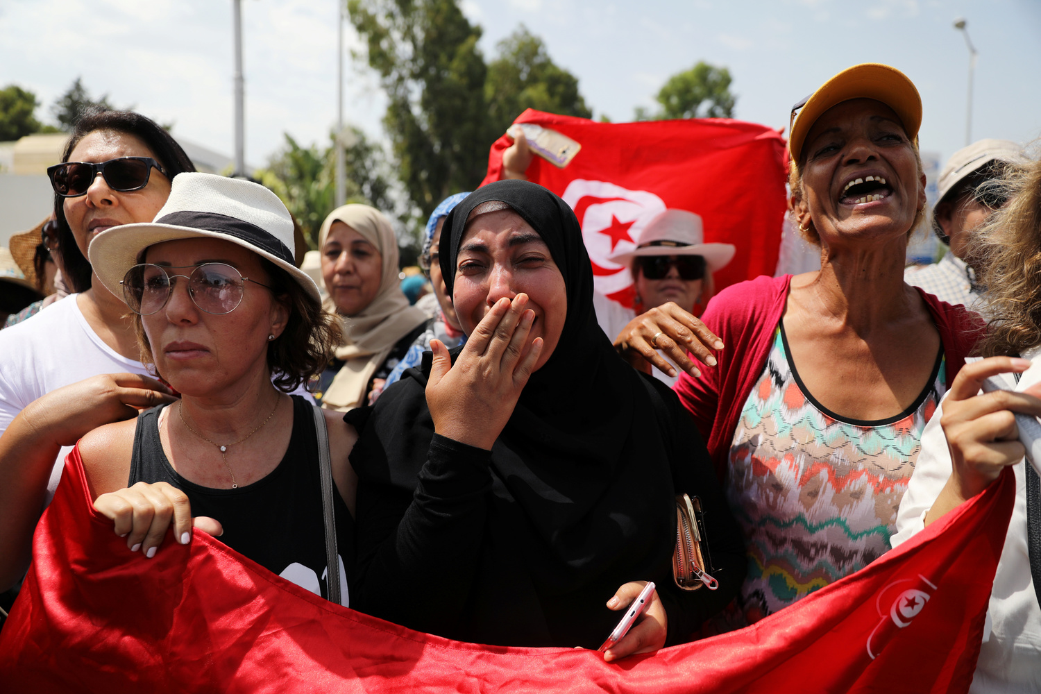 Donne durante il funerale del Presidente tunisino Beji Caid Essebsi a Tunisi, Tunisia, 27 luglio 2019. REUTERS/Ammar Awad