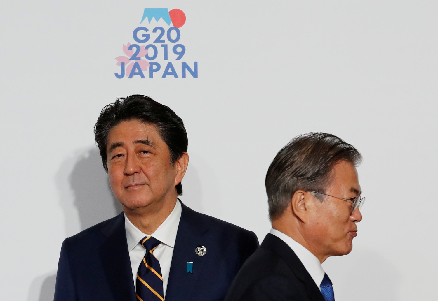 Il Presidente sudcoreano Moon Jae-In accolto dal Primo Ministro giapponese Shinzo Abe al vertice del G20 a Osaka, Giappone, 28 giugno 2019. REUTERS/Kim Kyung-Hoon
