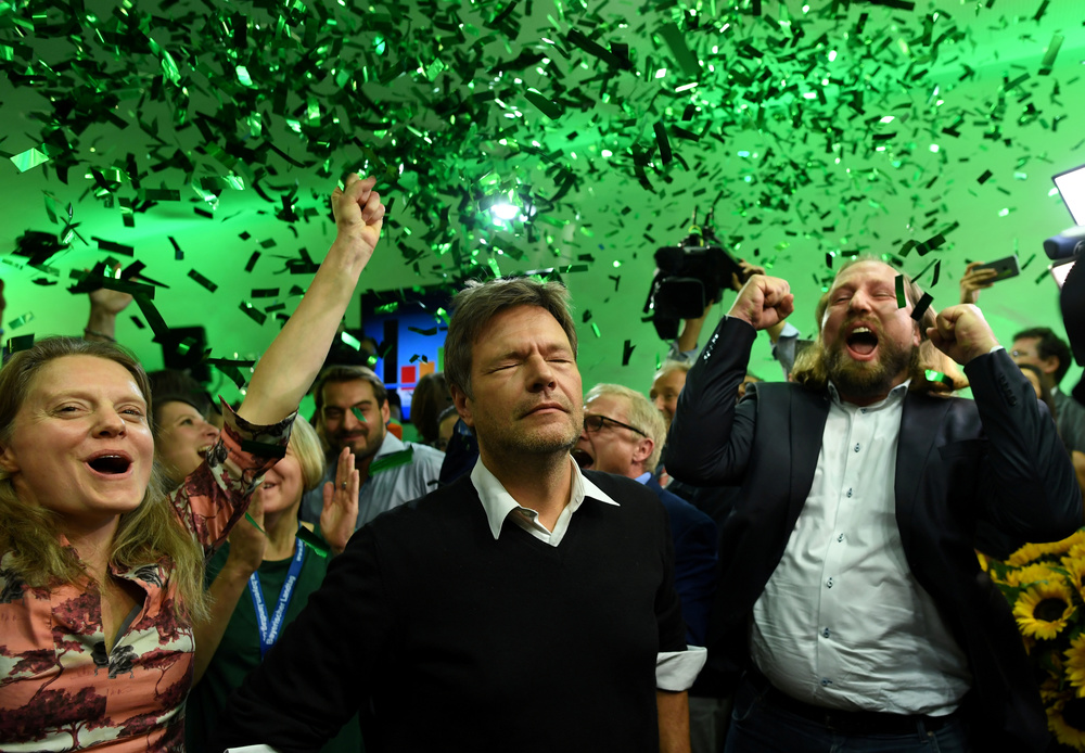 I leader del partito dei Verdi tedeschi Henrike Hahn, Robert Habeck e Anton Hofreiter festeggiano a Monaco. REUTERS/Andreas Gebert/Contrasto  
