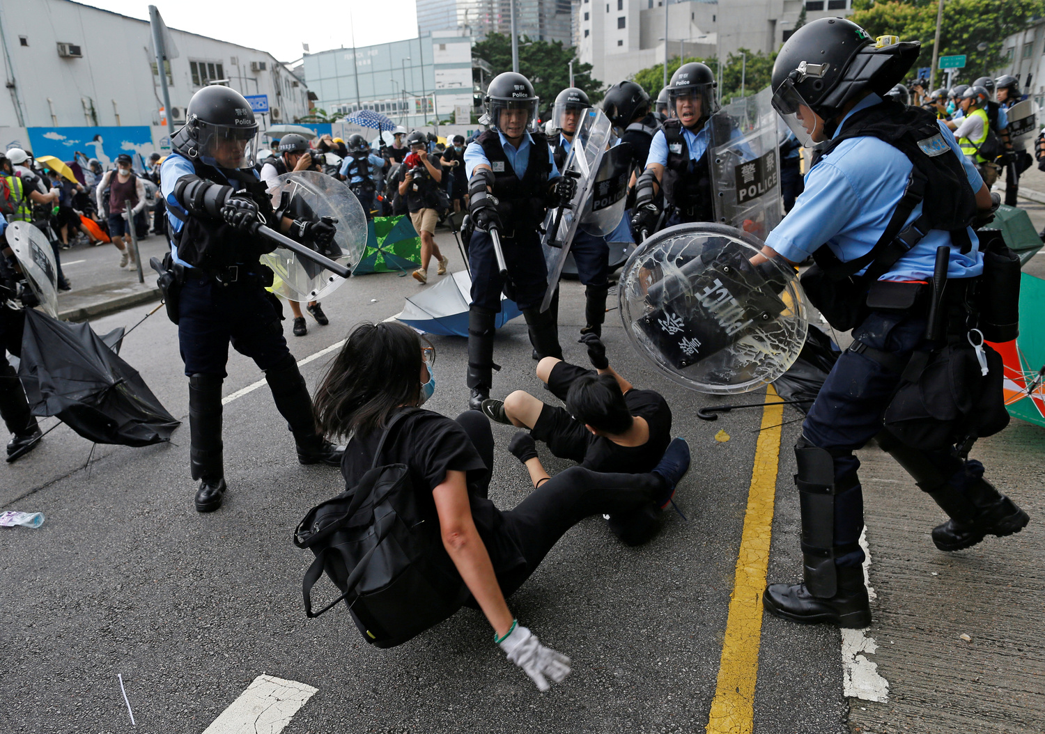 La polizia antisommossa cerca di disperdere i manifestanti vicino a una cerimonia di innalzamento della bandiera per l'anniversario del passaggio di Hong Kong alla Cina, Hong Kong. REUTERS/Thomas Peter