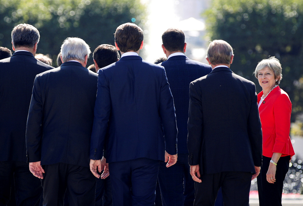 L’ex Premier britannico Theresa May con gli altri leader europei a Salisburgo. REUTERS/Lisi Niesner/Contrasto
