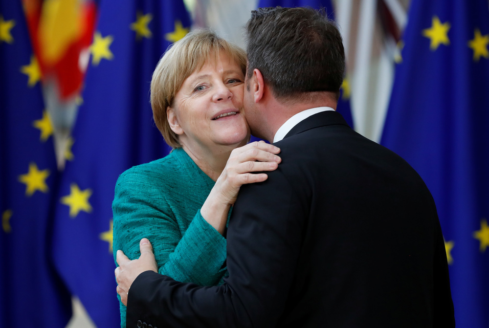La Cancelliera tedesca Angela Merkel e il Primo Ministro lussemburghese Xavier Bettel a Bruxelles. REUTERS/Yves Herman/Contrasto
