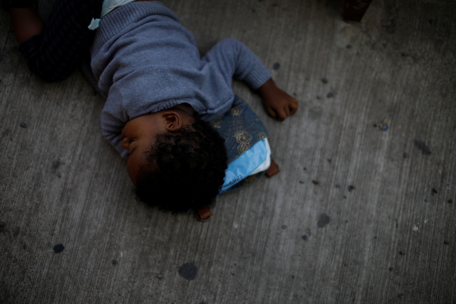 Un bambino migrante dorme all'esterno di un centro di migrazione a Tapachula, Messico, 9 maggio 2019. REUTERS/Andres Martinez Casares