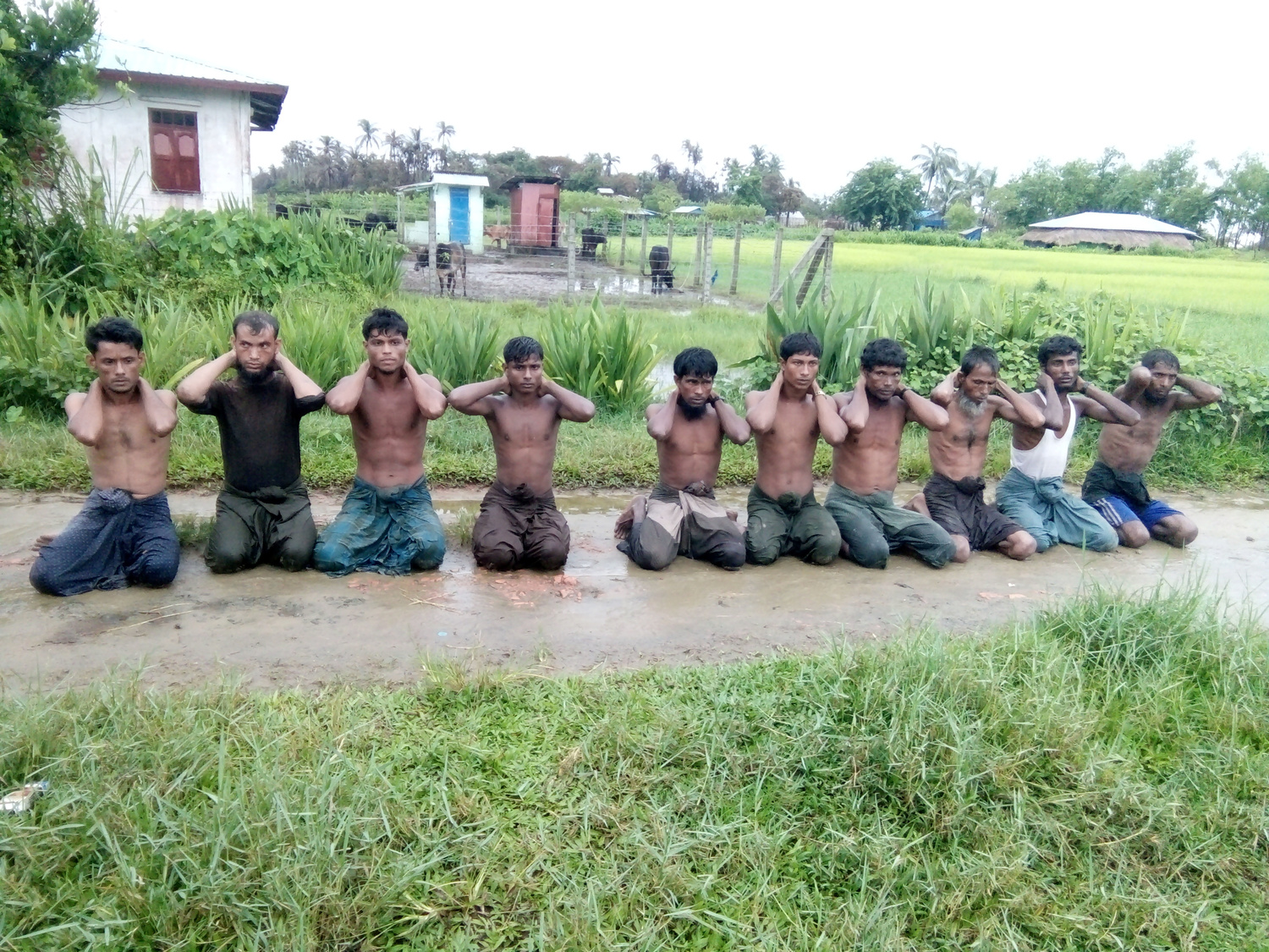 Dieci uomini musulmani Rohingya inginocchiati con le mani legate nel villaggio di Inn Din, Myanmar, 1 settembre 2017. Dispensa tramite REUTERS