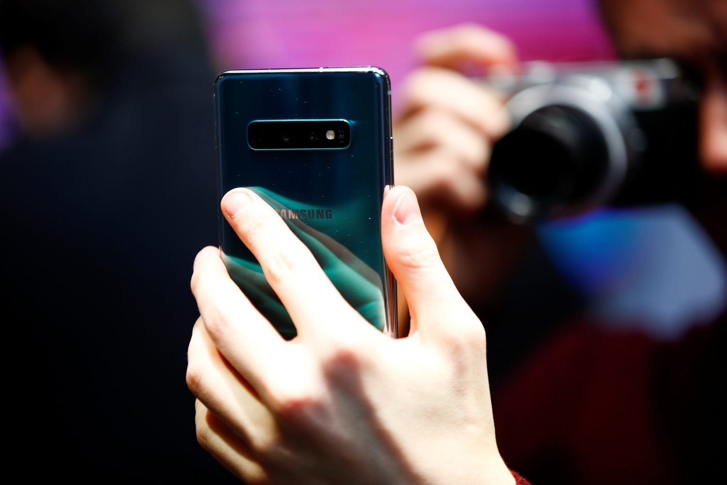 Un giornalista fotografa il nuovo smartphone Samsung Galaxy S10e in un evento stampa a Londra, in Gran Bretagna, 20 febbraio 2019. REUTERS/Henry Nicholls
