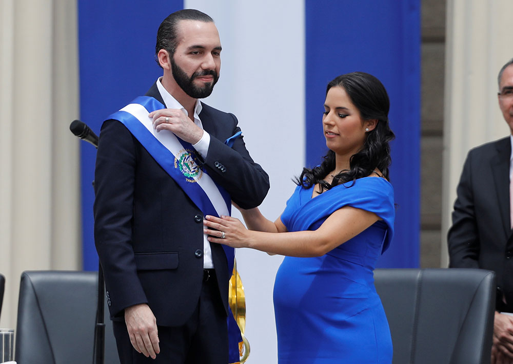 Il neo Presidente Bukele e sua moglie durante la cerimonia del giuramento, giugno 2019. Reuters/Jose Cabezas