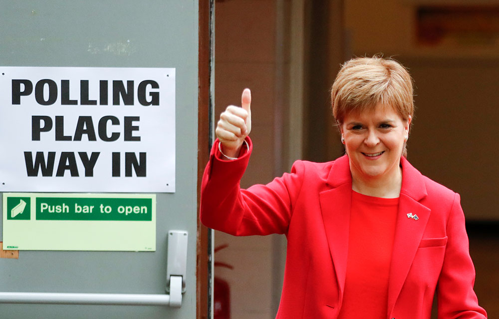 Nicola Sturgeon, Primo Ministro della Scozia, durante il voto per le elezioni Europee a maggio 2019. Reuters. Foto di Russell Cheyne