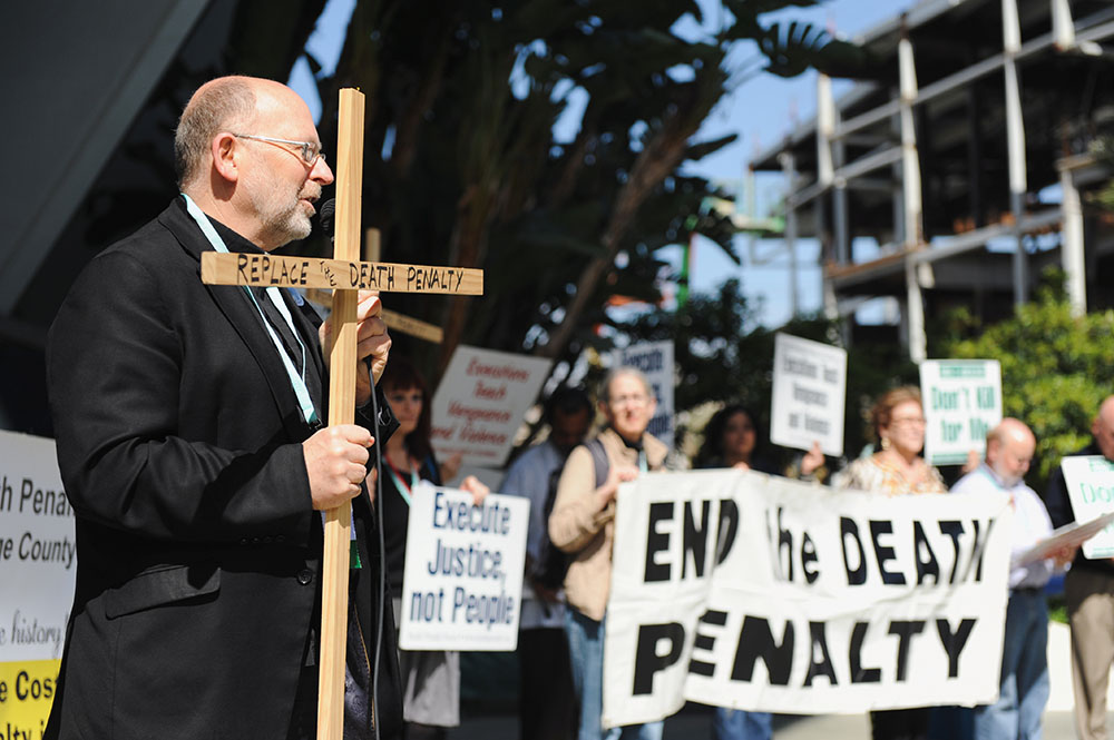 Una protesta contro la pena di morte al St. Camillus Center a LA nel 2017. Reuters. Foto di Andrew Cullen.