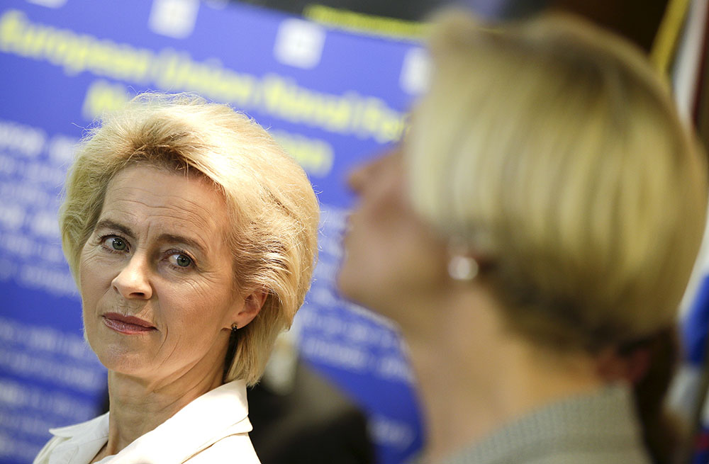 Ursula von der Leyen in visita a una base aerea a Roma nel 2015. Reuters. Foto di Max Rossi