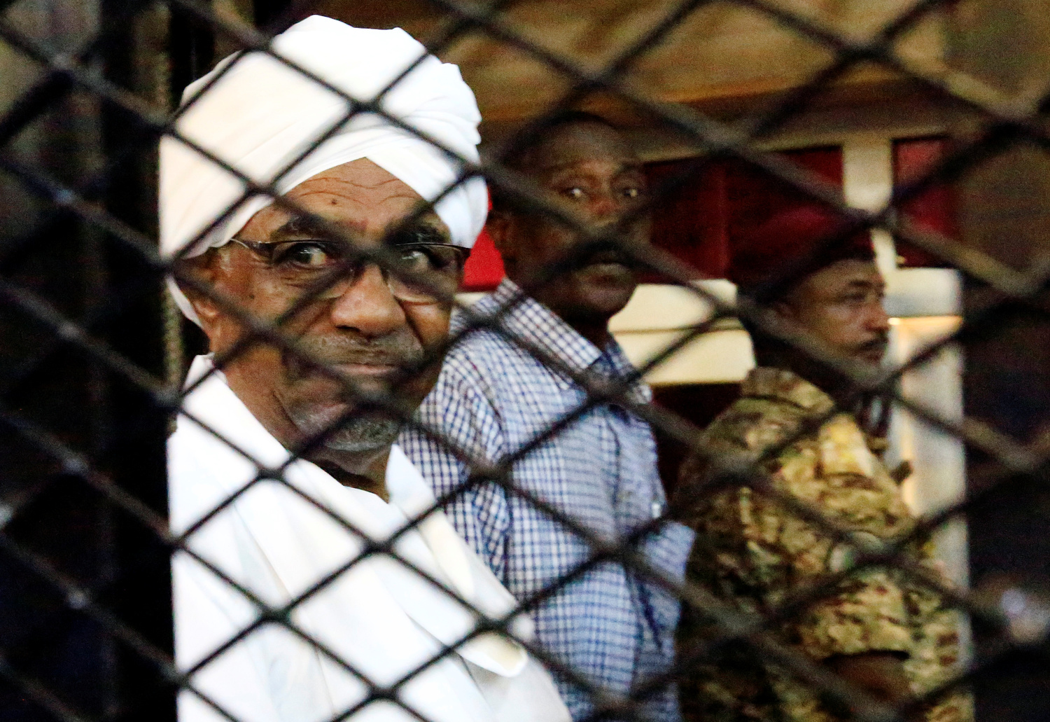 L'ex Presidente del Sudan Omar Hassan al-Bashir siede in tribunale per affrontare le accuse di corruzione, a Khartum, Sudan, 31 agosto 2019. REUTERS/Mohamed Nureldin Abdallah