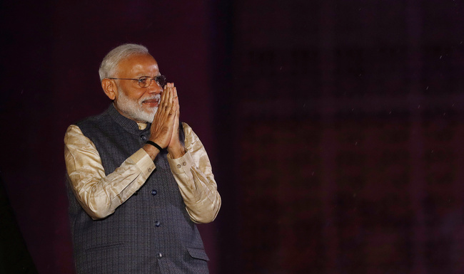 Il Primo Ministro indiano Narendra Modi nella sede del Bharatiya Janata Party saluta i suoi sostenitori dopo i risultati elettorali. REUTERS/Adnan Abidi /Contrasto
