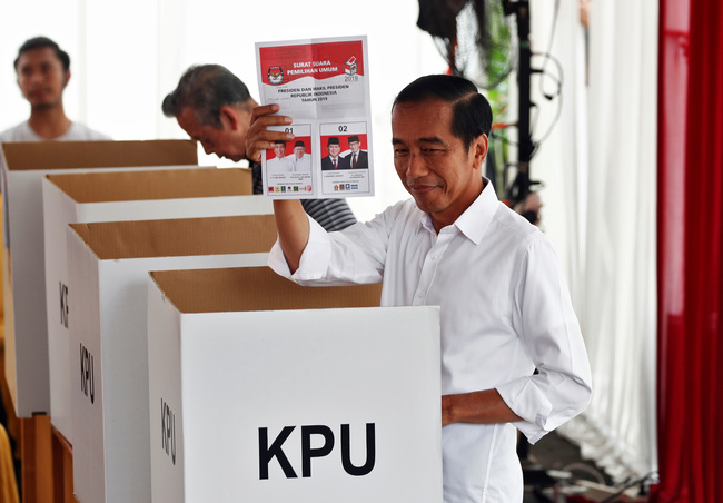 Il Presidente Indonesiano Joko Widodo vota nel suo seggio a Jakarta. REUTERS/Edgar Su/Contrasto