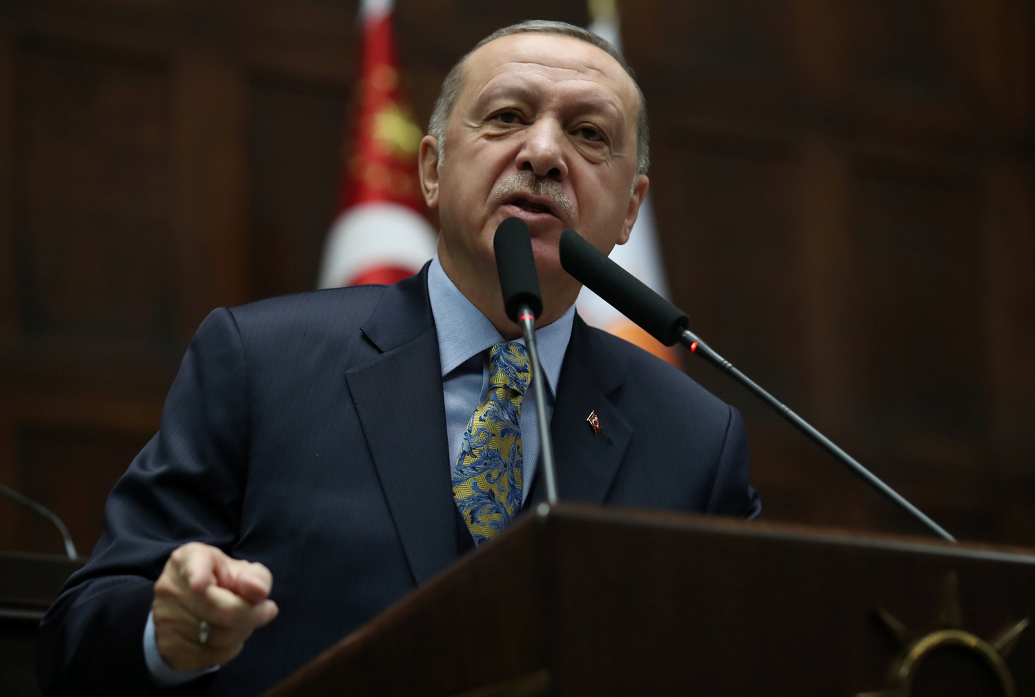 Il Presidente turco Erdogan si rivolge ai membri del parlamento dal suo AK Party (AKP) al potere durante una riunione al parlamento turco ad Ankara, Turchia, 15 gennaio 2019. REUTERS/Umit Bektas