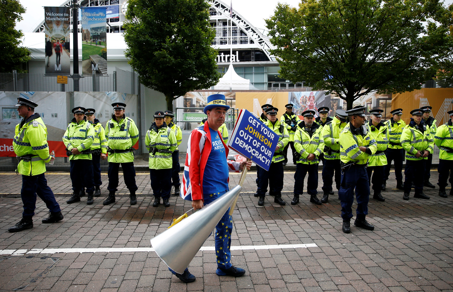 Il manifestante anti-Brexit Steve Bray protesta a Manchester, Gran Bretagna, 28 settembre 2019. REUTERS/Henry Nicholls