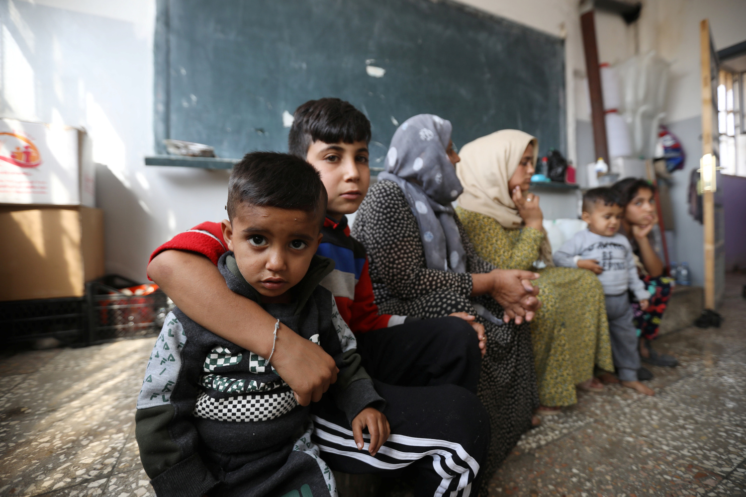 Bambini curdi sfollati siedono in un'aula di una scuola pubblica usata come rifugio a Hasakah, Siria, 22 ottobre 2019. REUTERS/Muhammad Hamed