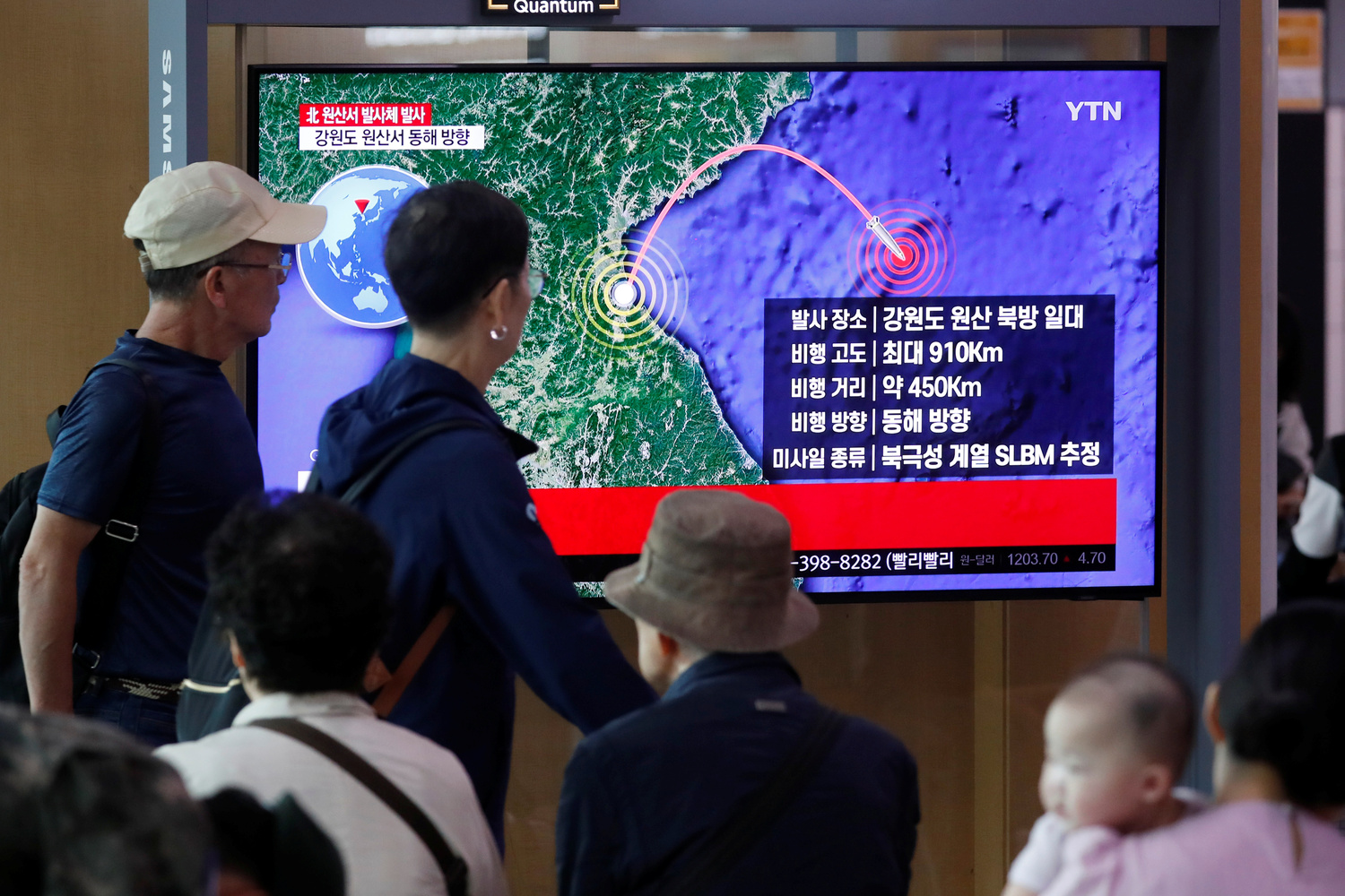 La gente guarda una TV che trasmette la notizia secondo cui si ritiene sia stato lanciato un missile dalla Corea del Nord da un sottomarino, a Seoul, Corea del Sud, 2 ottobre 2019. REUTERS/Kim Hong-Ji