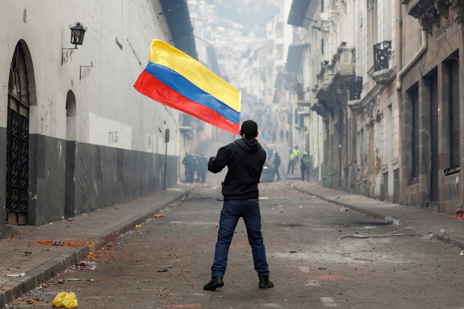 Un manifestante tiene la bandiera ecuadoriana durante una protesta contro il Presidente dell'Ecuador Lenín Moreno a Quito, Ecuador, 9 ottobre 2019. REUTERS/Carlos Garcia Rawlins