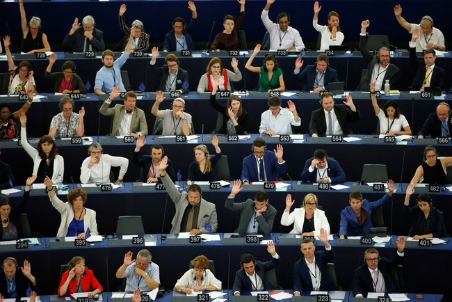 Membri del Parlamento Europeo partecipano a una sessione di voto a Strasburgo, Francia, 18 luglio 2019. REUTERS/Vincent Kessler