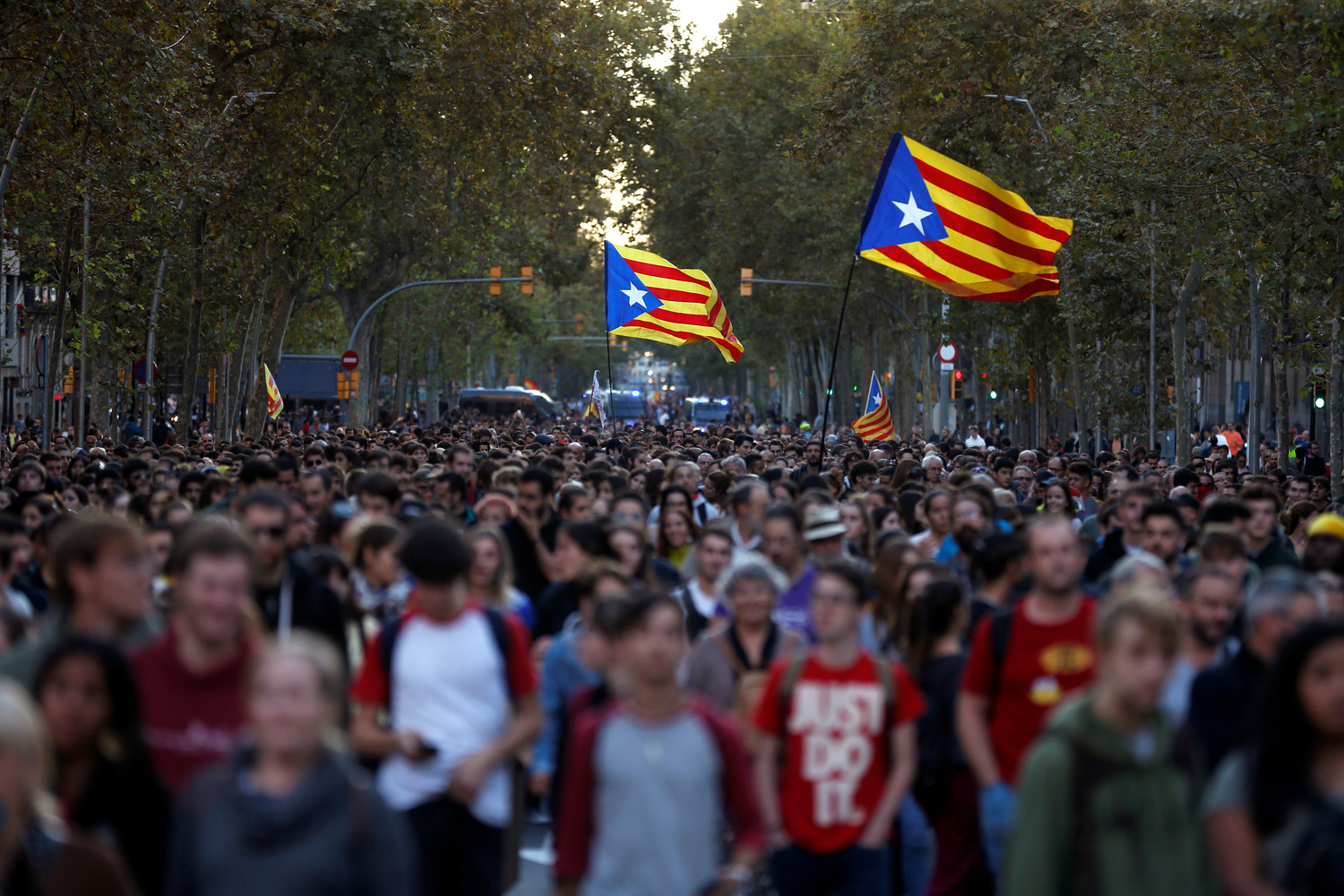 Manifestanti separatisti marciano durante una protesta dopo un verdetto in un processo contro il referendum sull'indipendenza bandito a Barcellona, ​​Spagna, 15 ottobre 2019. REUTERS/Rafael Marchante