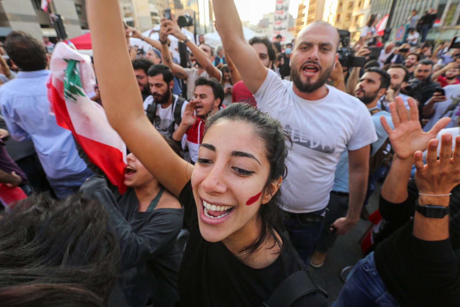 I manifestanti festeggiano dopo che il Primo Ministro libanese Saad al-Hariri ha annunciato le sue dimissioni a Beirut, Libano, 29 ottobre 2019. REUTERS/Aziz Taher