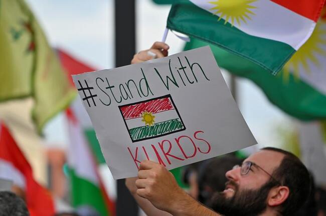 Una folla di oltre 500 persone protesta a sostegno dei curdi dopo che l'amministrazione Trump ha cambiato la sua politica in Siria, a Nashville, Tennessee, USA, 11 ottobre 2019. REUTERS/Harrison McClary