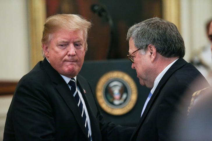 Il Presidente Donald Trump e il procuratore generale degli Stati Uniti William Barr nella Casa Bianca a Washington, Stati Uniti, 22 maggio 2019. REUTERS/Leah Millis