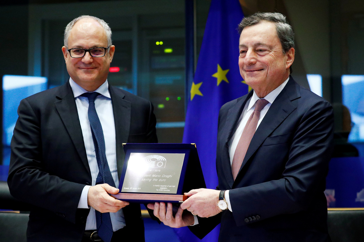 Il Ministro dell’Economia Roberto Gualtieri insieme a Mario Draghi. REUTERS/Francois Lenoir