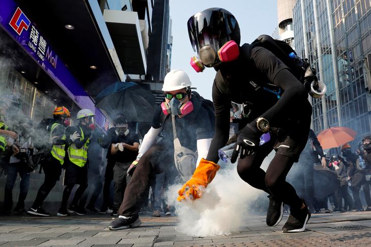 Un manifestante tiene un contenitore di gas lacrimogeni durante una protesta a Hong Kong, Cina, 20 ottobre 2019. REUTERS/Tyrone Siu