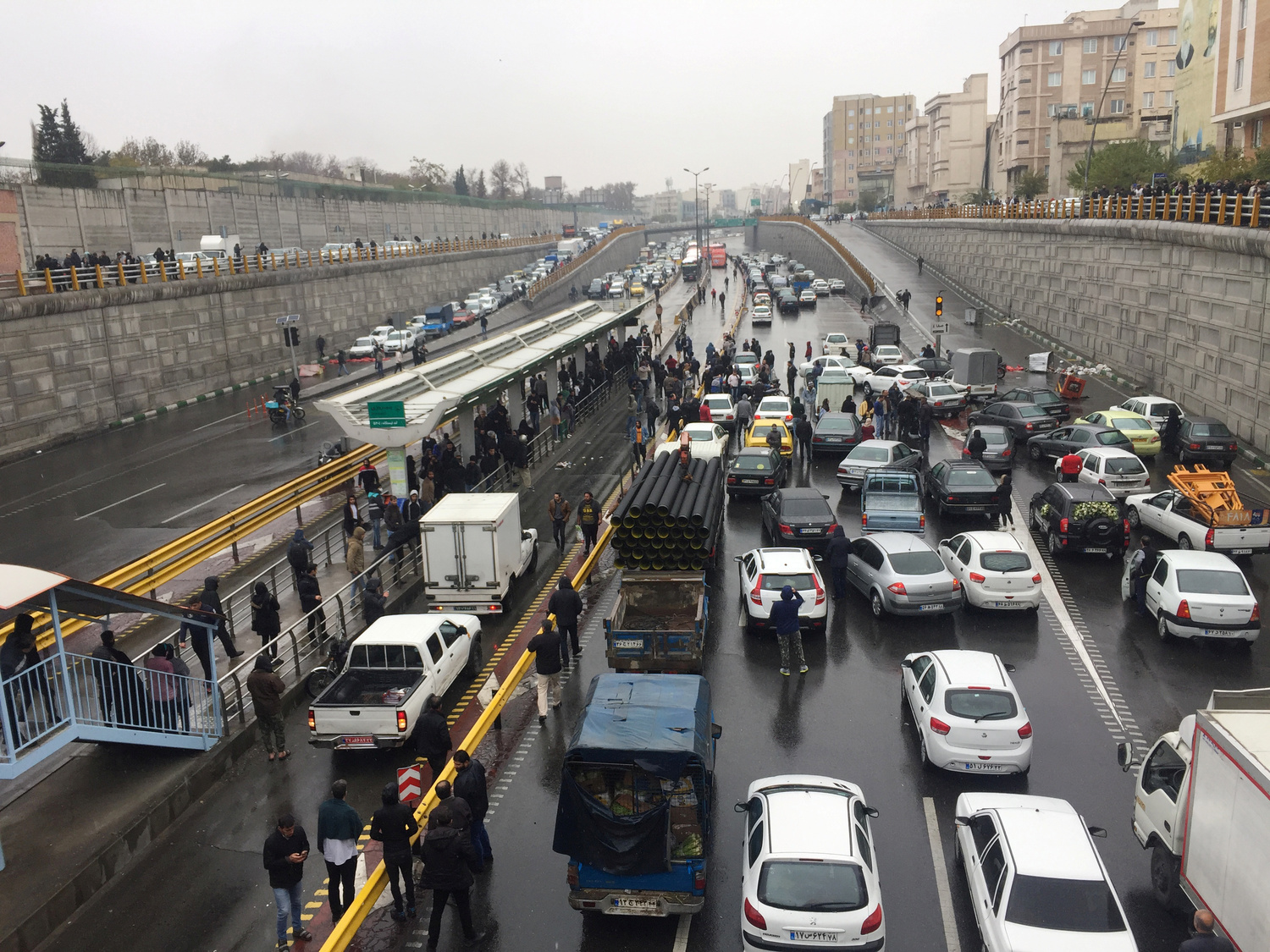 Le persone fermano le loro auto su un'autostrada per protestare contro l'aumento del prezzo del gas a Teheran, Iran, 16 novembre 2019. Nazanin Tabatabaee/WANA (West News News Agency) tramite REUTERS