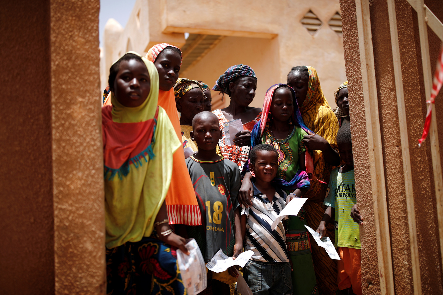 Donne e bambini locali ricevono assistenza medica dall'esercito francese durante l'operazione Barkhane a Ndaki, Mali, 29 luglio 2019. REUTERS/Benoit Tessier