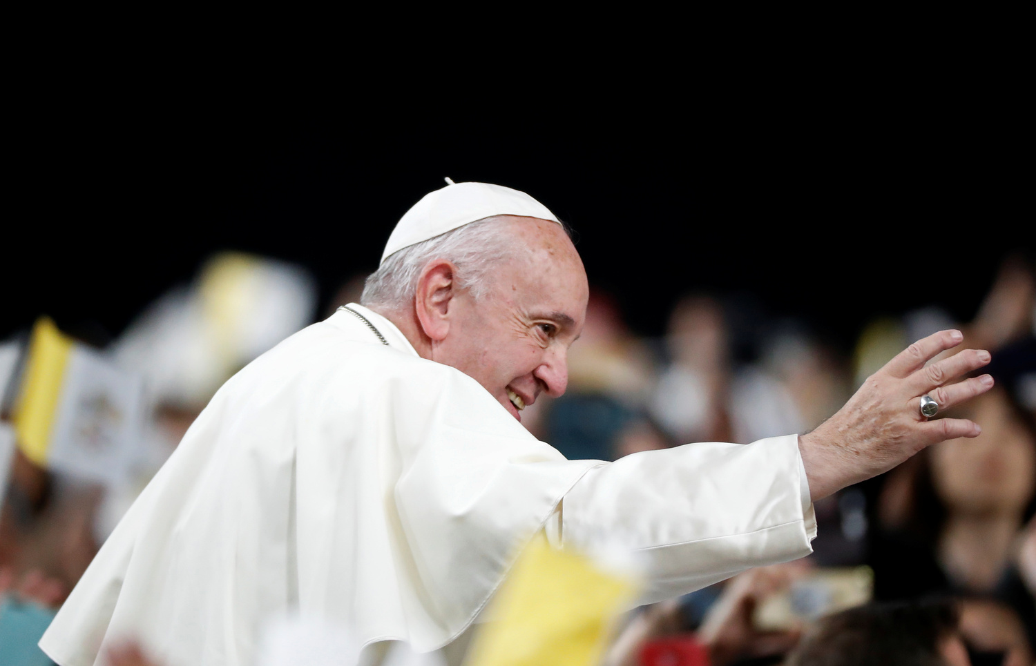 Papa Francesco saluta i fedeli prima di tenere la messa alla Tokyo Dome, Tokyo, Giappone, 25 novembre 2019. REUTERS/Kim Hong-Ji