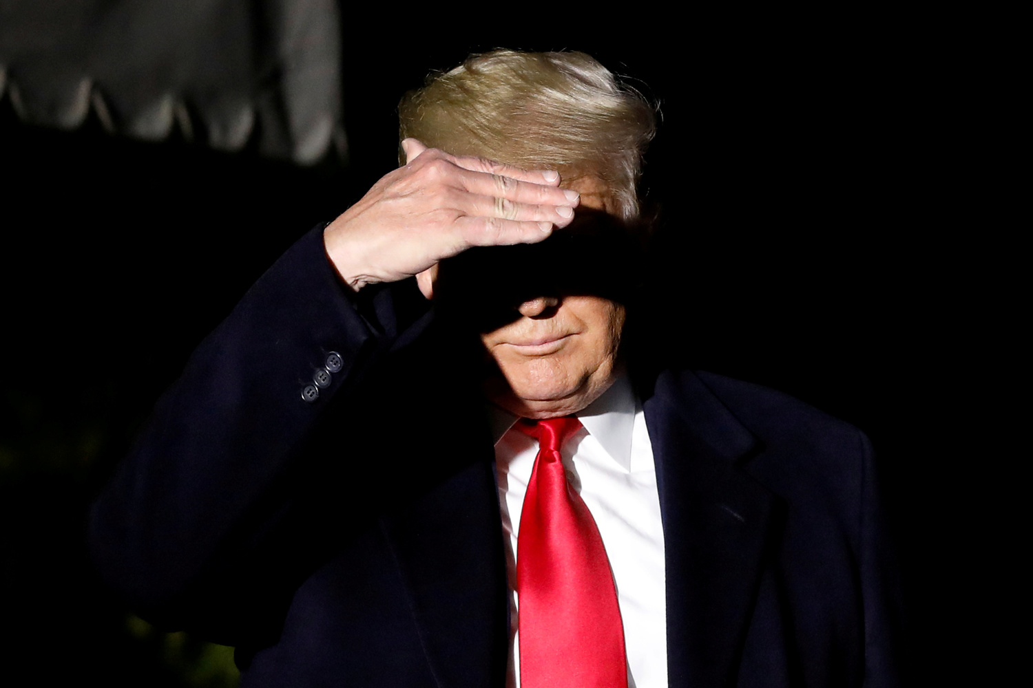 Il Presidente degli Stati Uniti Donald Trump sul South Lawn della Casa Bianca a Washington, Stati Uniti, 2 novembre 2019. REUTERS/Yuri Gripas