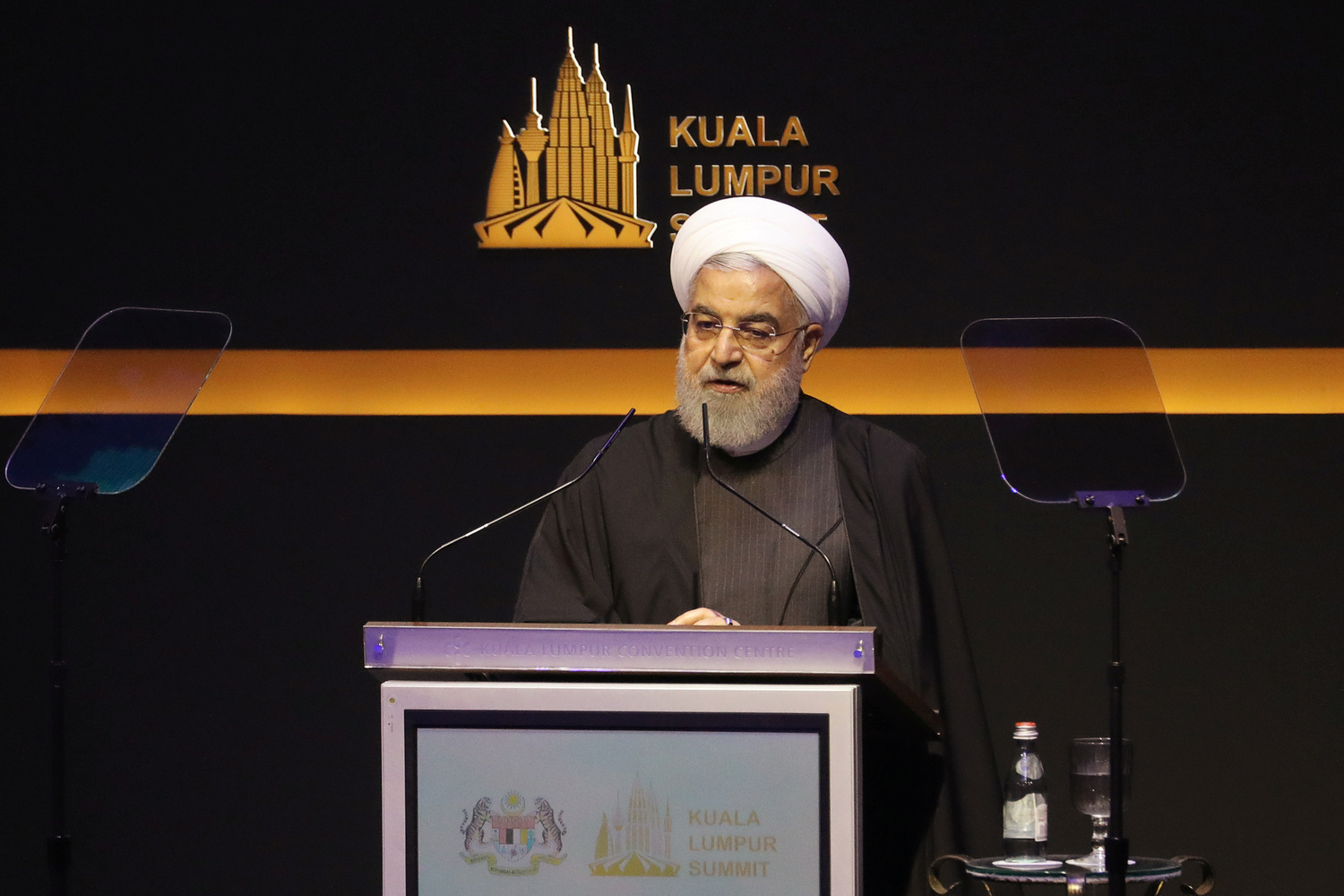 Il Presidente iraniano Hassan Rouhani interviene durante il vertice di Kuala Lumpur a Kuala Lumpur, Malesia, 19 dicembre 2019. REUTERS/Lim Huey Teng