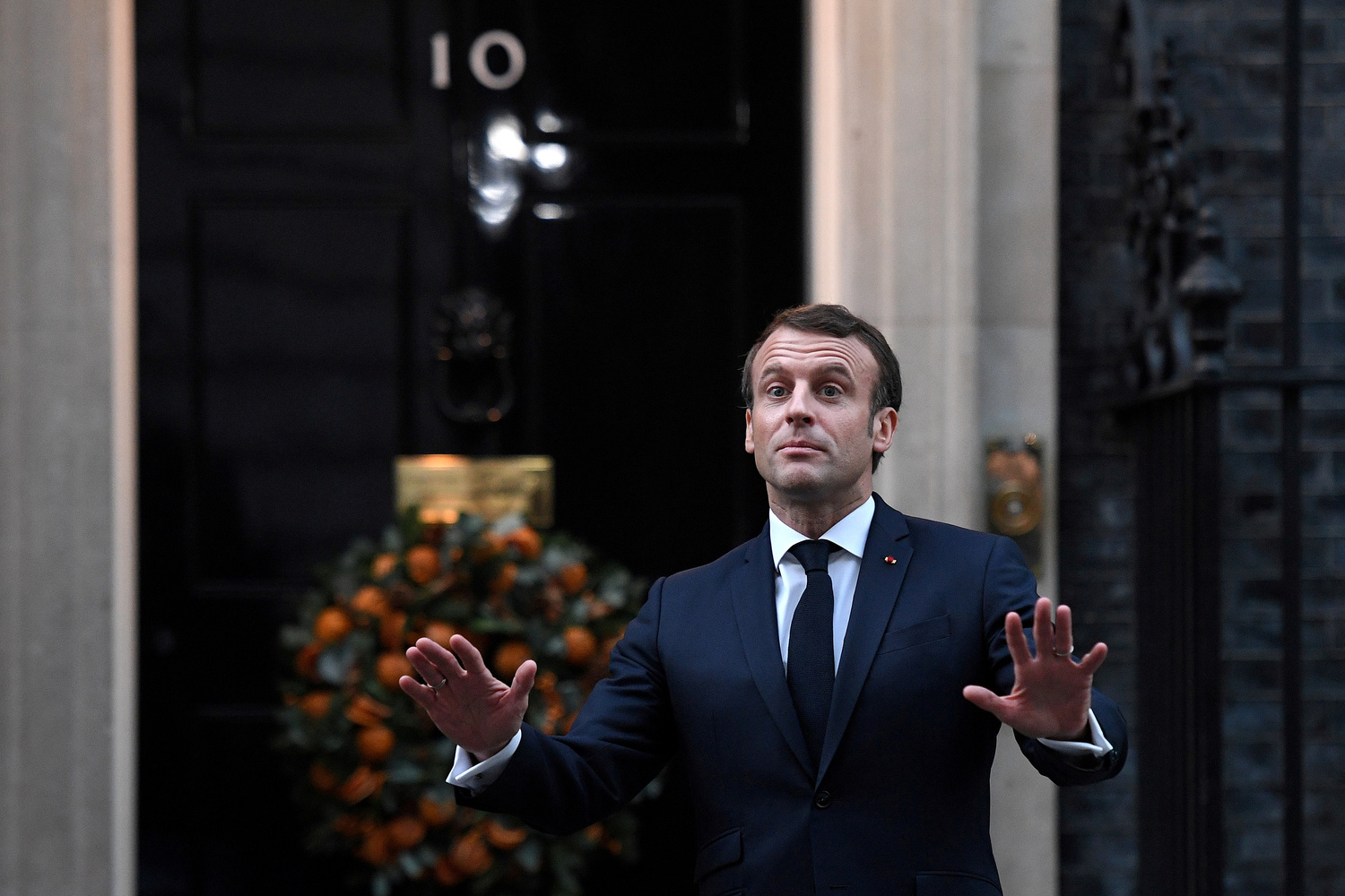 Il Presidente francese Emmanuel Macron mentre arriva a 10 Downing Street in vista del vertice Nato a Londra, Gran Bretagna, 3 dicembre 2019. Daniel Leal-Olivas/Pool via REUTERS