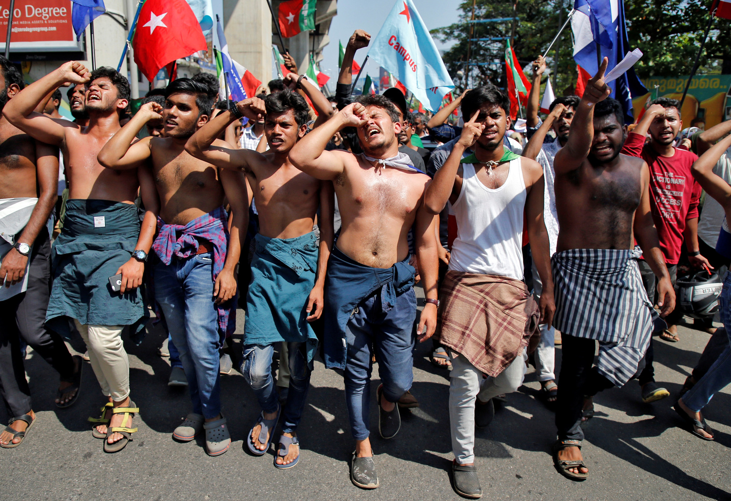 I manifestanti cantano slogan durante una marcia di protesta contro la nuova legge sulla cittadinanza, a Kochi, India, 17 dicembre 2019. REUTERS/Sivaram V