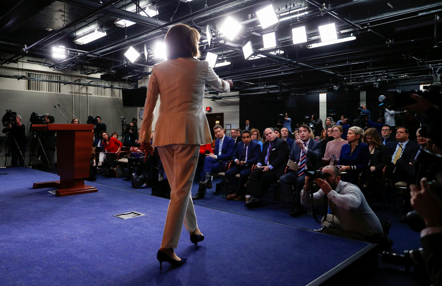 La Speaker della Camera Nancy Pelosi torna sul palco per puntare e sfidare il reporter del gruppo televisivo Sinclair, James Rosen, dopo averle chiesto 