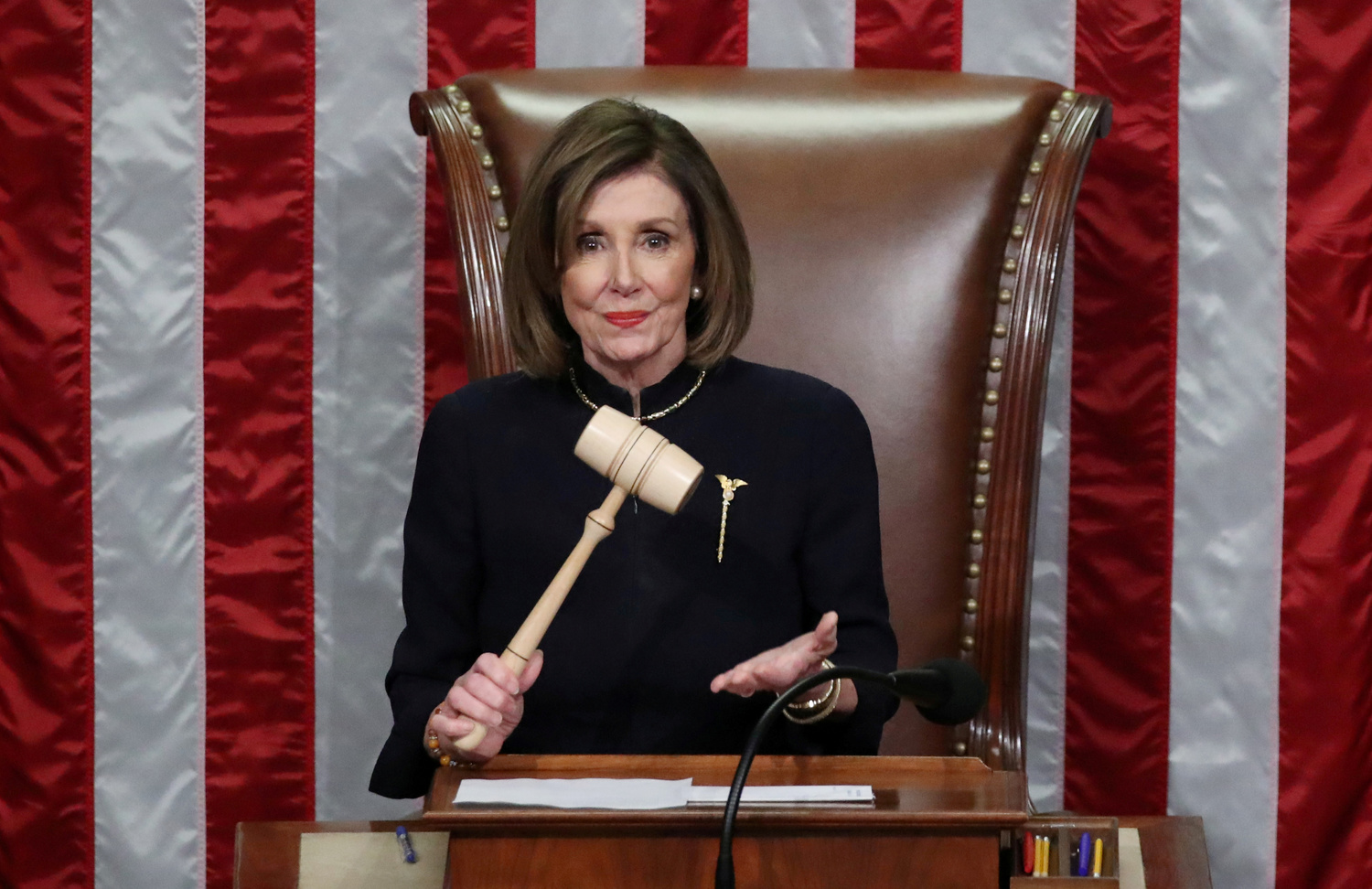 La Speaker Nancy Pelosi brandisce il martelletto mentre presiede la Camera dei Rappresentanti approvando due accuse di impeachmeant contro il Presidente degli Stati Uniti Donald Trump a Washington, USA, 18 dicembre 2019 REUTERS/Jonathan Ernst