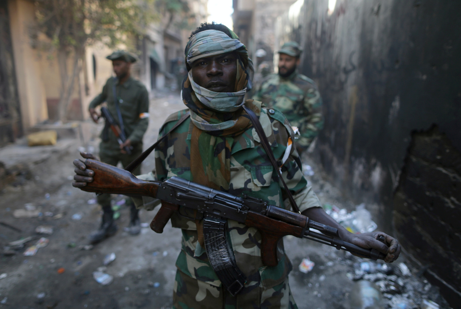 Un membro dell'esercito nazionale libico detiene la sua arma durante gli scontri con militanti islamisti nel distretto di Khreibish a Bengasi, Libia. REUTERS/Esam Omran Al-Fetori