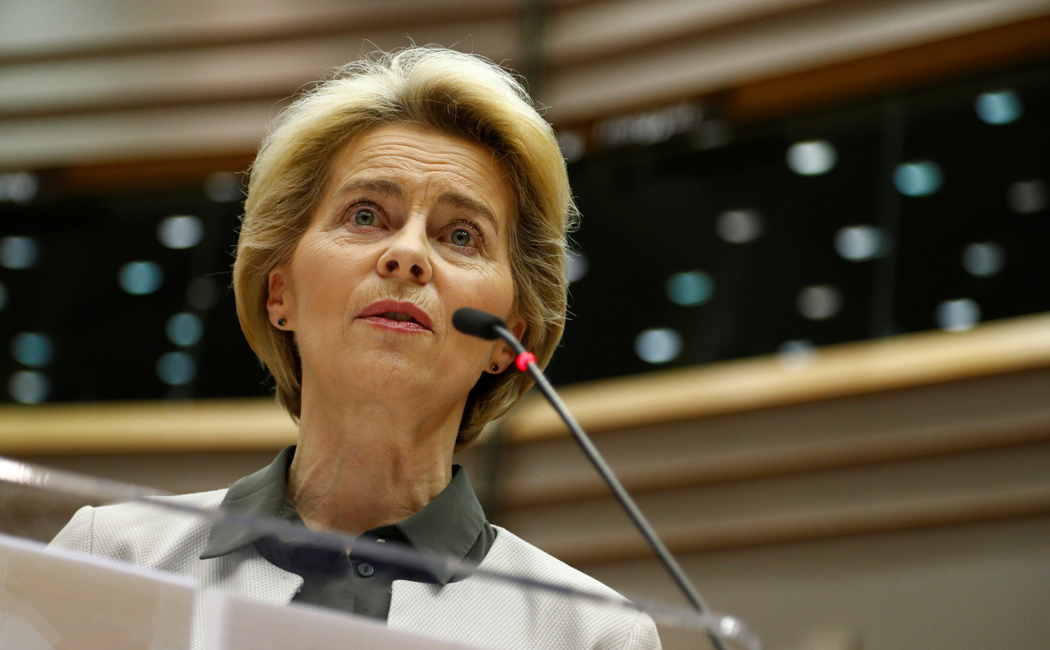 La Presidente della Commissione Europea Ursula von der Leyen interviene durante una sessione straordinaria per presentare il Green Deal, al Parlamento Europeo a Bruxelles, Belgio, 11 dicembre 2019. REUTERS/Francois Lenoir
