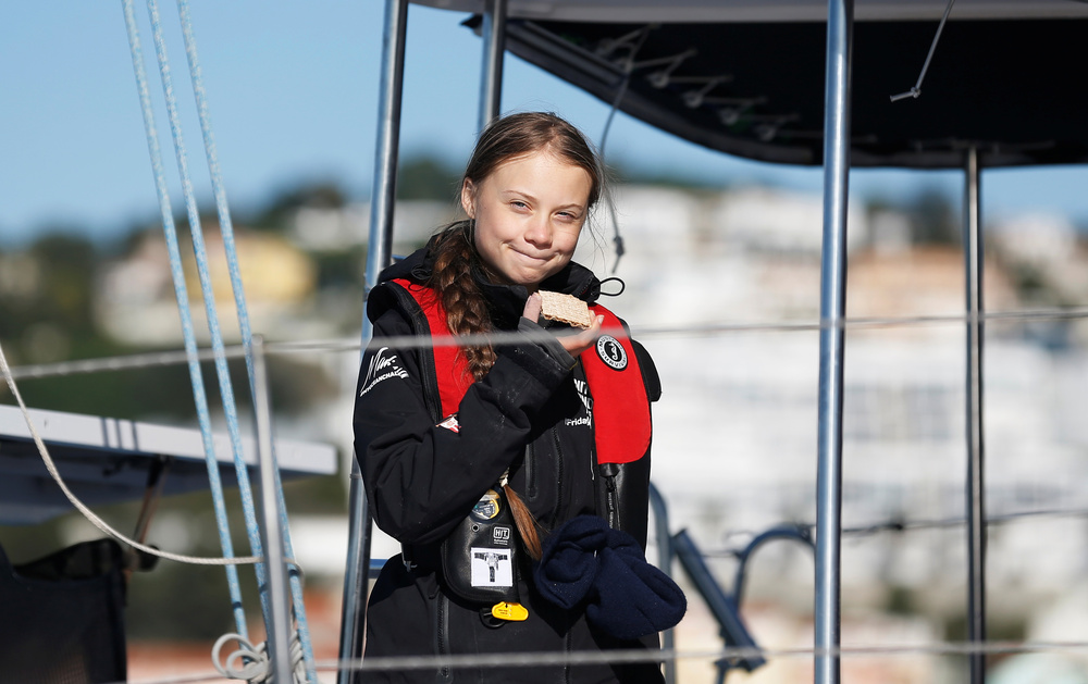 Greta Thunberg arriva a bordo dello yacht La Vagabonde nel porto di Santo Amaro a Lisbona, Portogallo, 3 dicembre 2019. REUTERS/Rafael Marchante