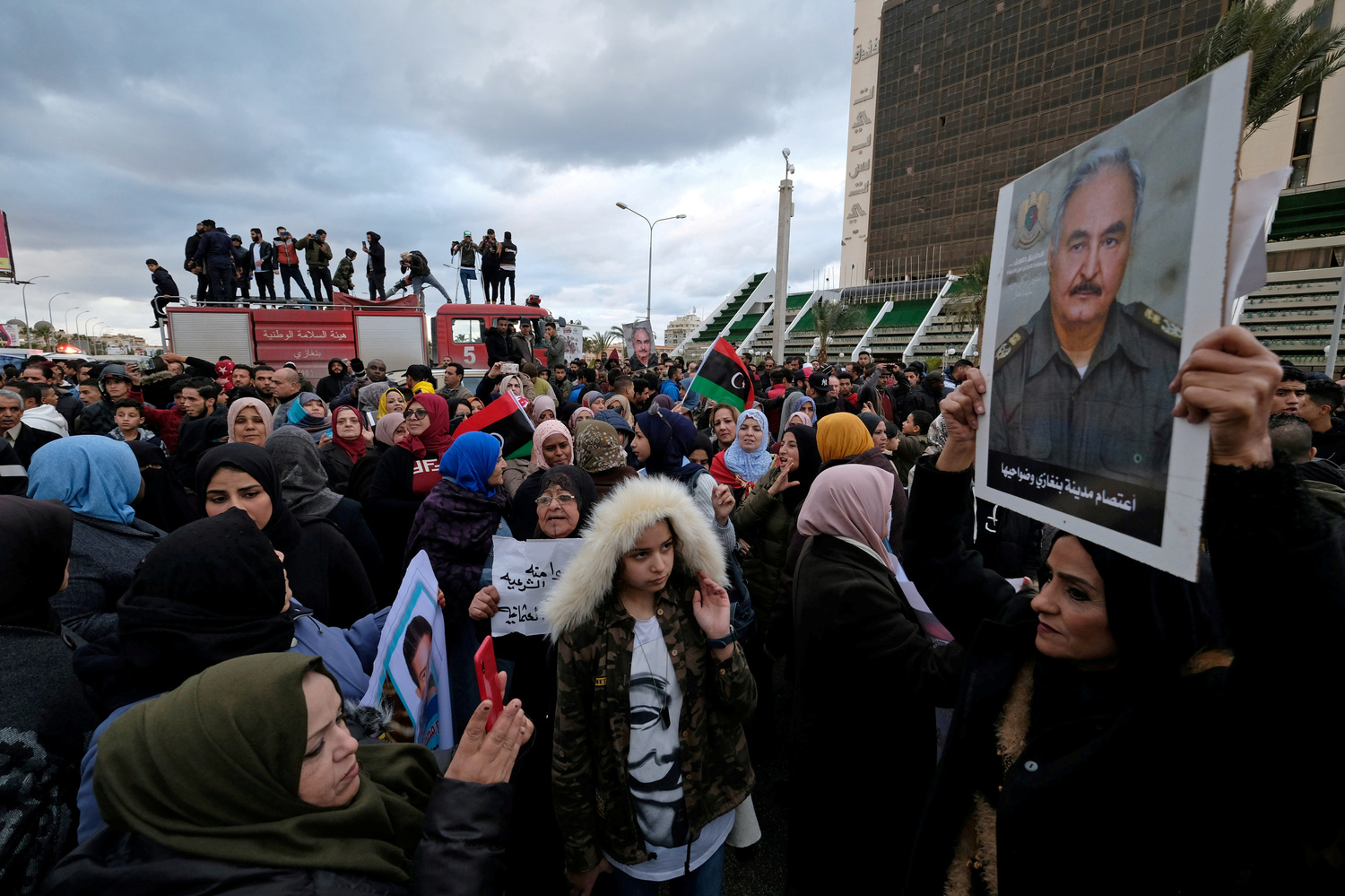 Manifestanti libici durante una protesta contro la decisione del Parlamento turco di inviare forze turche in Libia, a Bengasi, Libia, 3 gennaio 2020. REUTERS/Esam Omran Al-Fetori