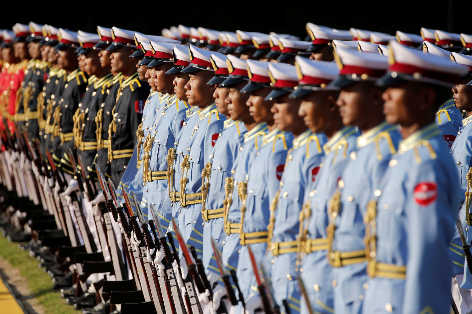 L' Aeronautica del Myanmar si prepara ad accogliere il Presidente cinese Xi Jinping e il Presidente del Myanmar Win Myint al palazzo presidenziale di Naypyitaw, Myanmar, 17 gennaio 2020. REUTERS/Ann Wang