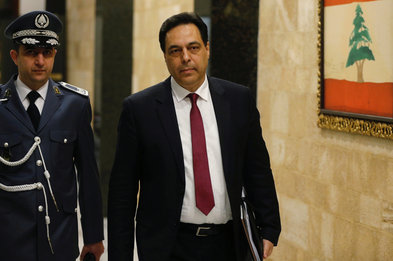 Il Primo Ministro libanese Hassan Diab arriva al palazzo presidenziale di Baabda, Libano, 22 gennaio 2020. REUTERS/Mohamed Azakir