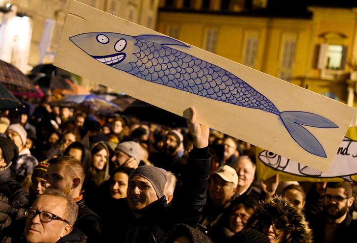 Una manifestazione delle Sardine a Reggio Emilia, Emilia-Romagna, Italia, 23 novembre 2019. REUTERS/Guglielmo Mangiapane