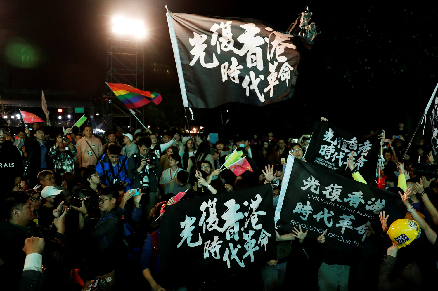 I manifestanti antigovernativi di Hong Kong partecipano a una manifestazione indetta dal Presidente in carica Tsai Ing-wen dopo la sua vittoria elettorale, fuori dal quartier generale del Partito Democratico Progressista (DPP) a Taipei, Taiwan, 11 gennaio 2020. REUTERS/Tyrone Siu