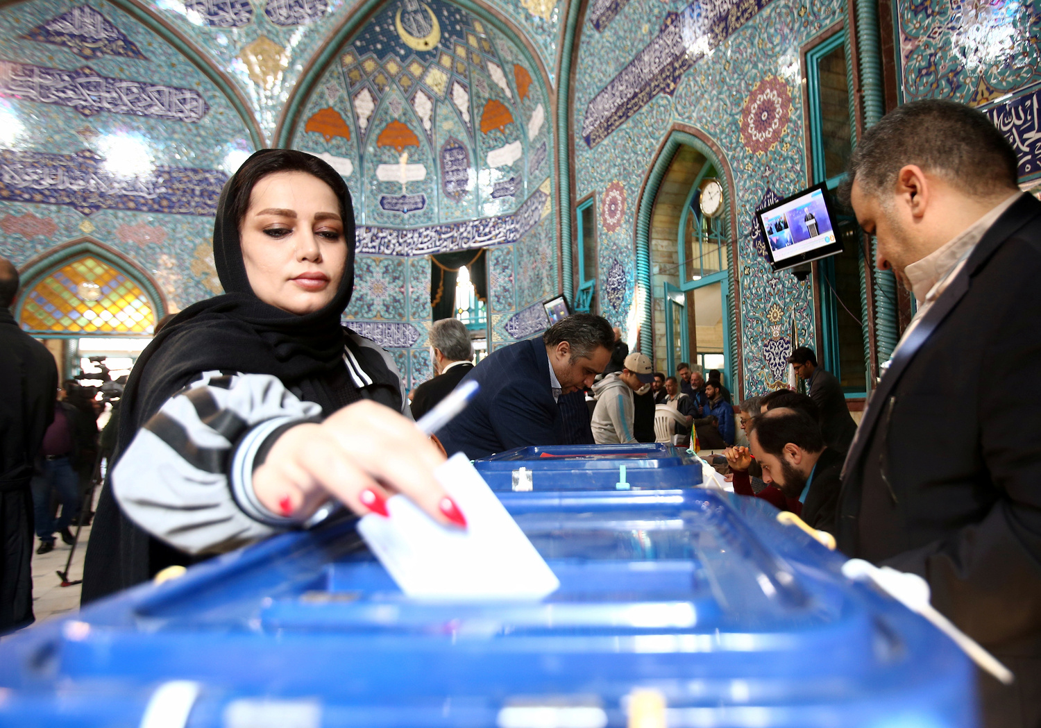 Una donna esprime il proprio voto durante le elezioni parlamentari in un seggio elettorale a Teheran, Iran, 21 febbraio 2020. Nazanin Tabatabaee/WANA (Agenzia di stampa dell'Asia occidentale) via REUTERS