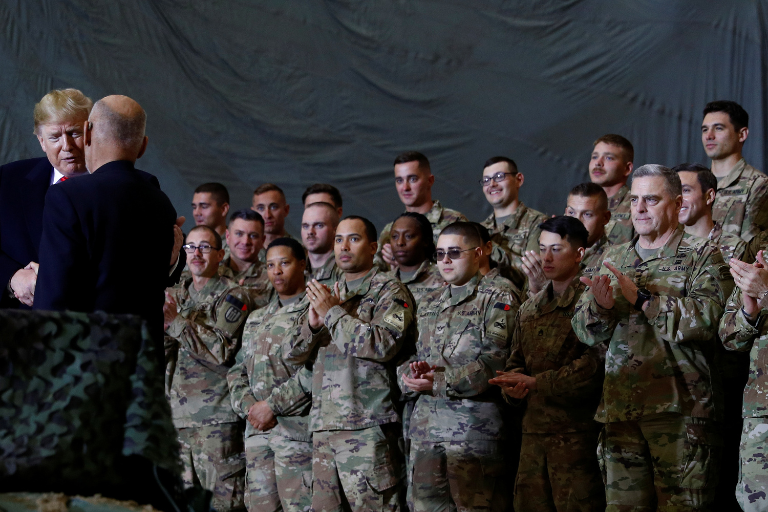 Mark Miley, Capo di stato maggiore militare degli Stati Uniti, guarda mentre il Presidente degli Stati Uniti Donald Trump stringe la mano al Presidente dell'Afghanistan Ashraf Ghani durante una visita a sorpresa alla base aerea di Bagram in Afghanistan, 28 novembre 2019. REUTERS/Tom Brenner