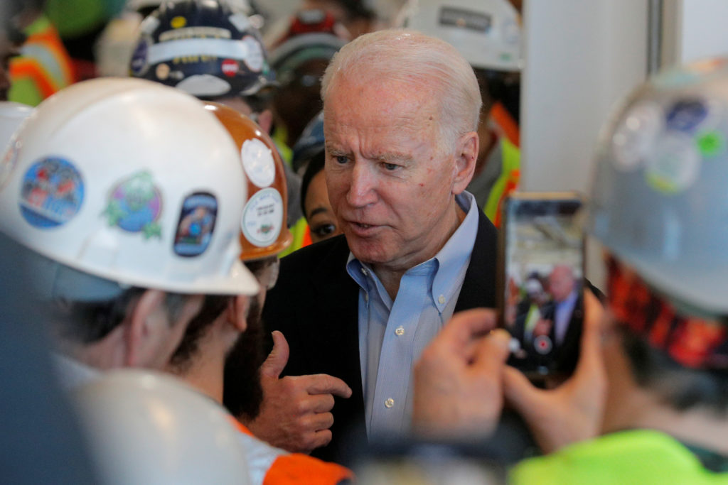  Joe Biden discute con un lavoratore delle sue politiche di controllo delle armi durante uno stop alla campagna Biden presso lo stabilimento Mack Assembly di FCA (Fiat Chrysler Automobiles) a Detroit.