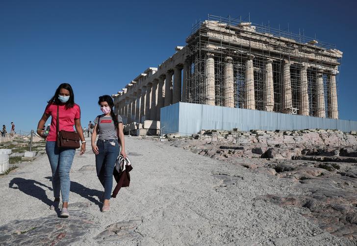 Turisti con mascherine protettive al Partenone, Atene.